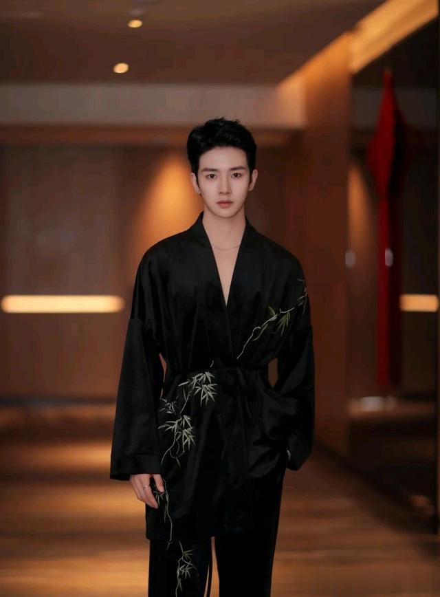 李菲是短剧届里男神级别人物,不仅长相帅气迷人,演技精湛。