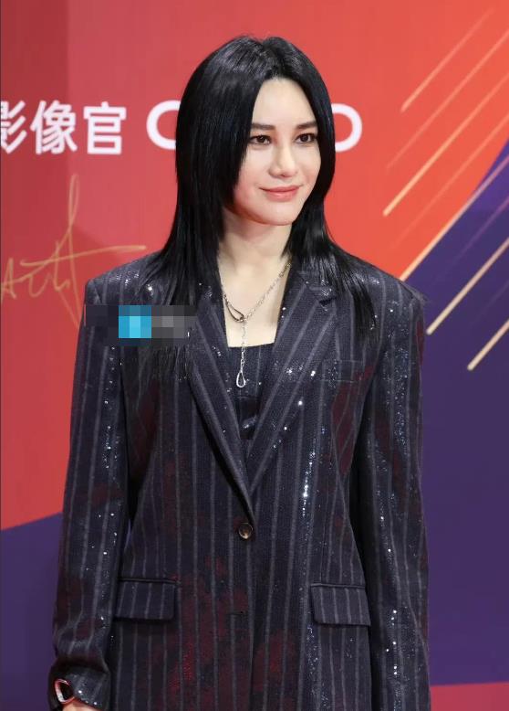 北京这晚，被“发胖”李沁惊艳，整个面相变了，网友：生孩子了吧