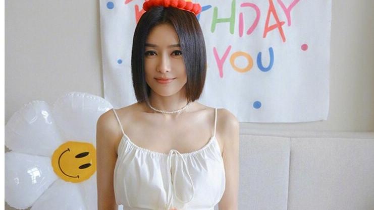 44岁秦岚在豪宅里庆生！穿小白裙嫩得像个“水蜜桃”，真让人心动