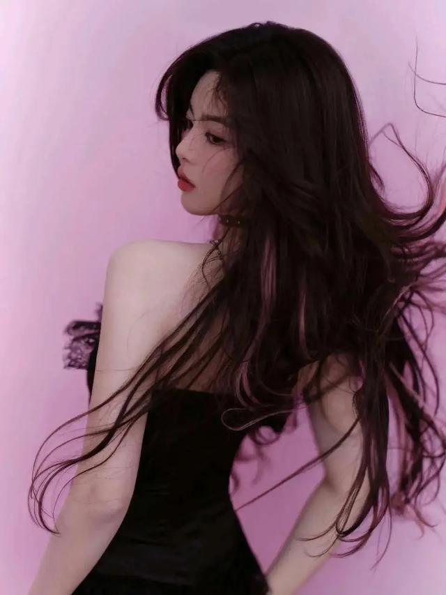 杨超越:粉墨交织,甜辣诱人的娱乐圈奇迹!