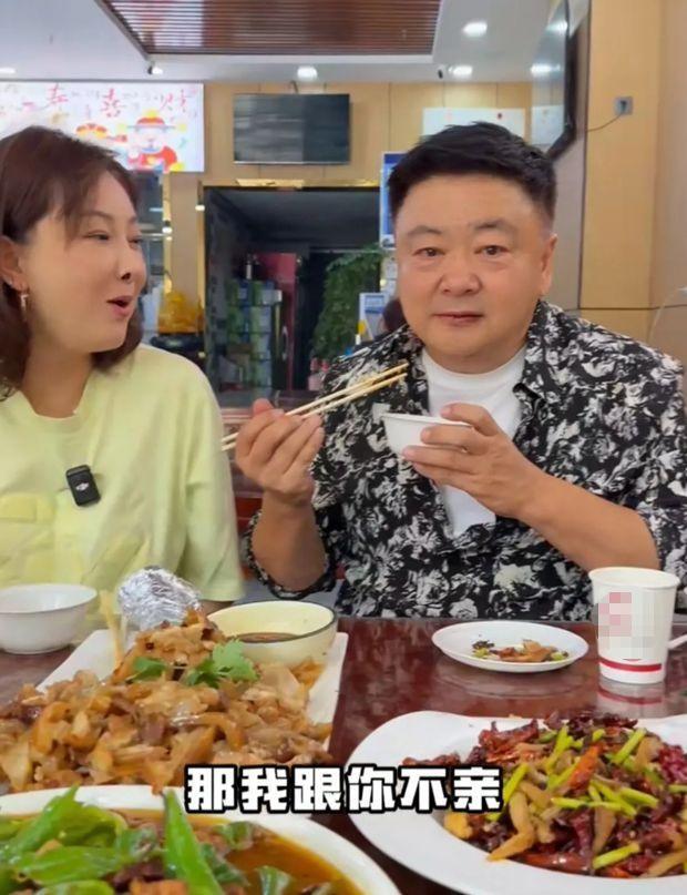 58岁洪剑涛宴请牛莉吃牛头宴,52岁牛莉惊艳全场