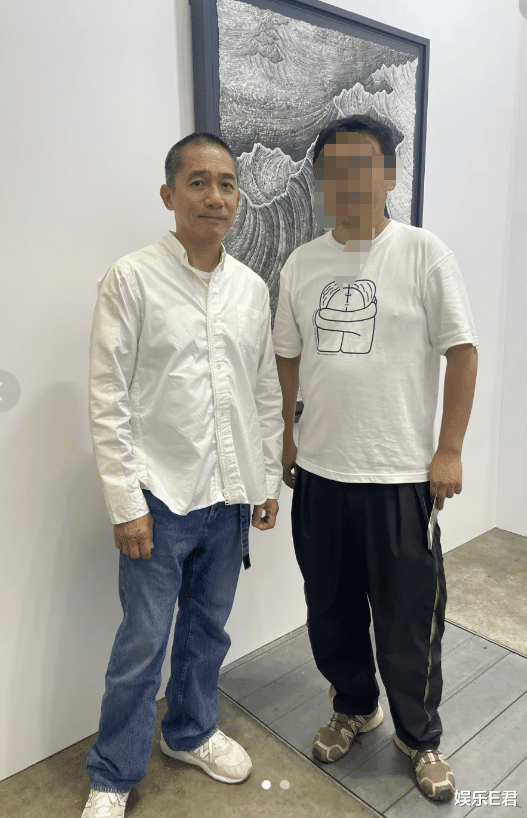 梁朝伟香港中环被捕获,打扮低调难掩星味,网友:老了还这么帅