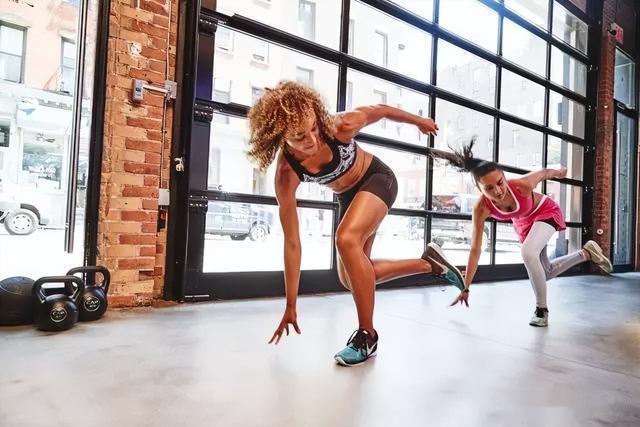 中年以后，如何保持腹部平坦紧致、有线条感