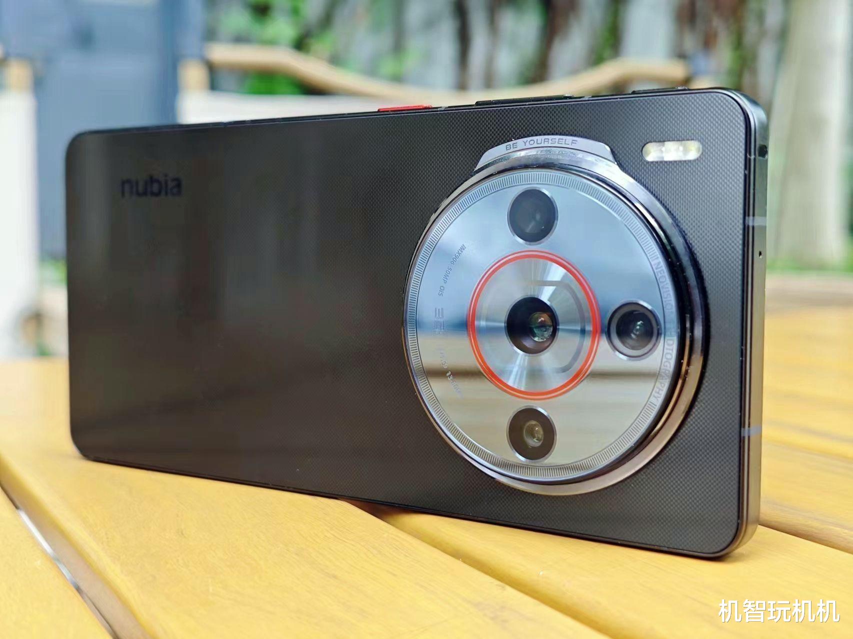 1950拿下最强卫星手机!骁龙8 Gen2+1.5K屏金属边框+双主摄大电池