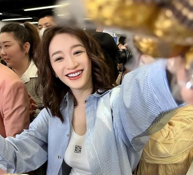 48岁李小冉素颜现身，50岁李乃文低调陪同，网友惊呼：像普通夫妻！