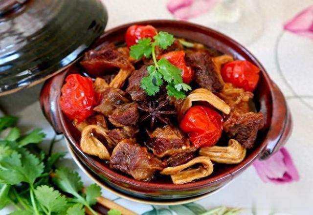 美食推荐：西红柿腐竹炖牛腩、脆炸贡糕、白汁薯泥烩花蟹制作方法