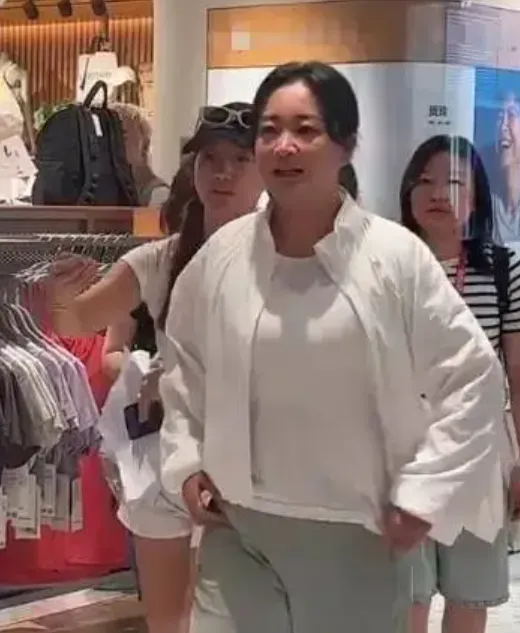 贾玲复胖惹争议?从100斤瘦身神话到被质疑靠打针,她经历了什么