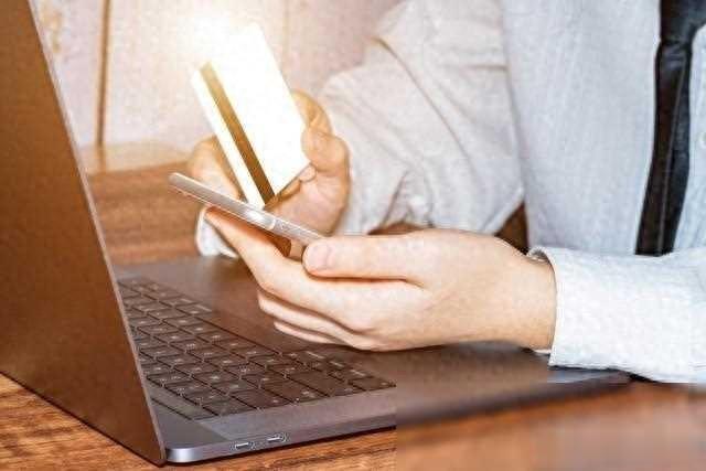 59岁公公让我贷8万元补缴社保，称退休后工资都给我，但我拒绝他