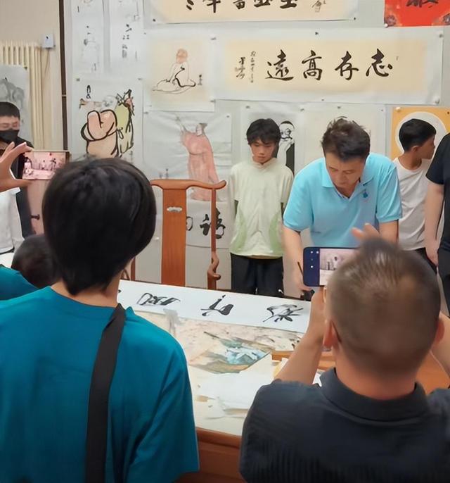 毕福剑女儿被批“不男不女”,把父亲自以为豪的体面,摔得稀碎