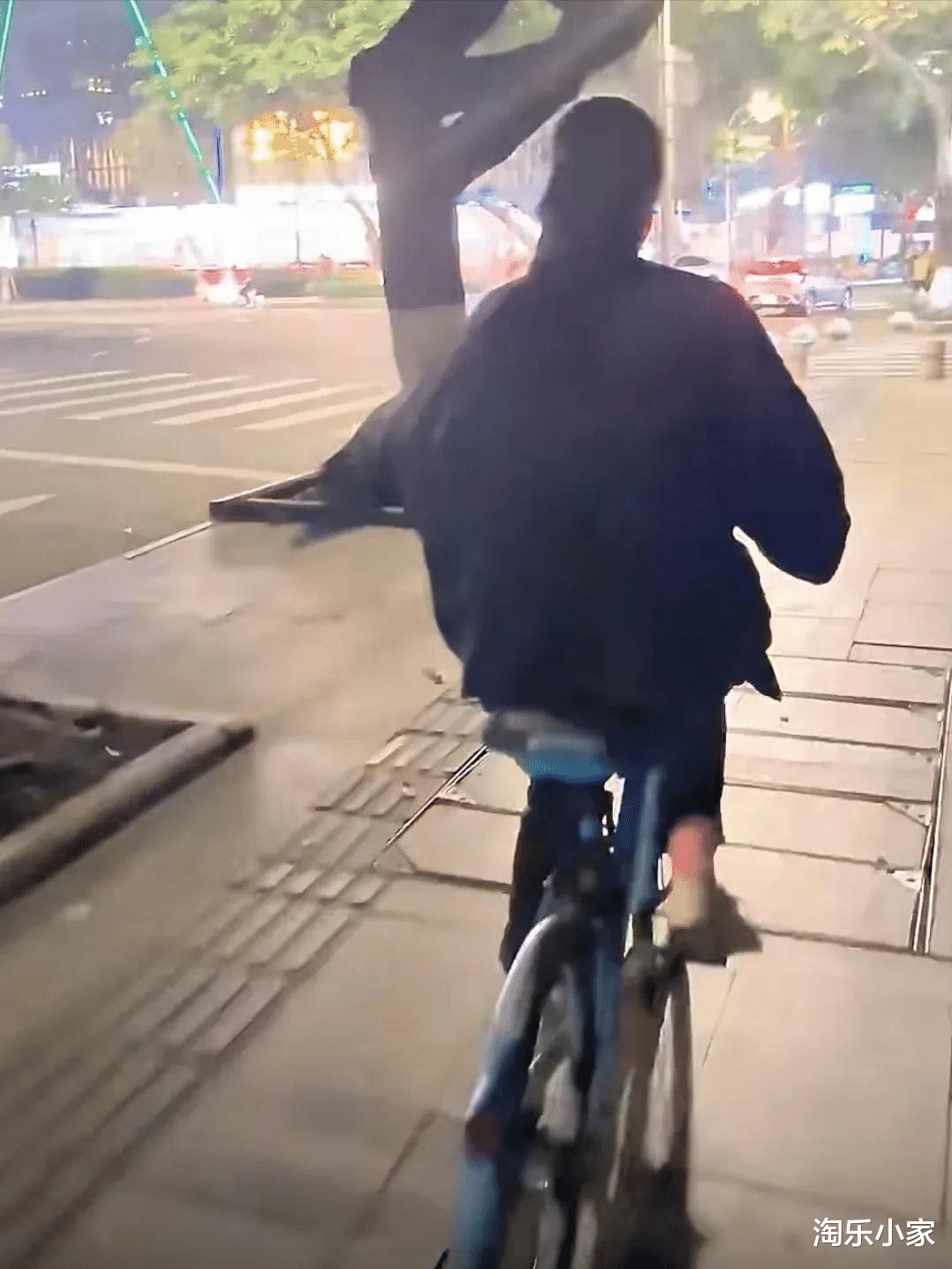 蒋欣坐路边连吃12只烤生蚝,汤都喝干净,发疯减肥后头顶秃一片