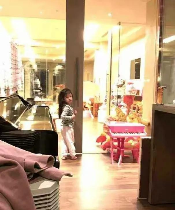 大S第一套婚房信息曝光,580平方米,总价6199万,已被黄春梅卖掉