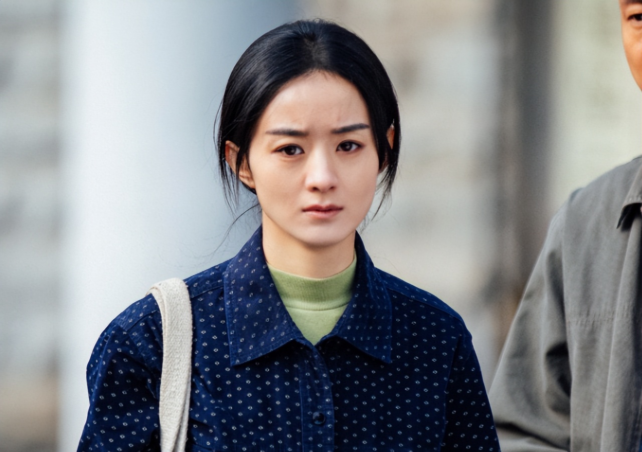 被新闻联播里的赵丽颖帅爆了,气质出众,看完有多少人想剪短发了