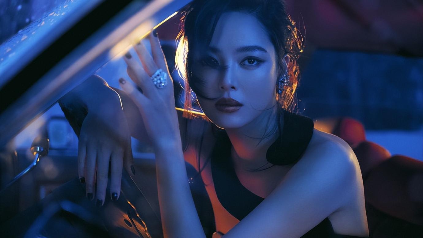 辛芷蕾微博之夜，猫尾挂脖高定造型，踏雪大片氛围感拉满！