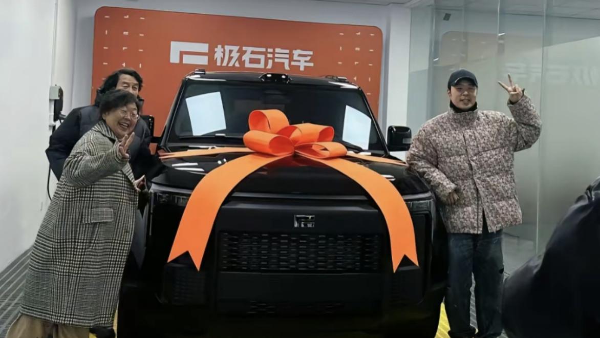 杜海涛带妈妈买车被偶遇，花35万买国产车，穿花棉袄破洞裤引热议