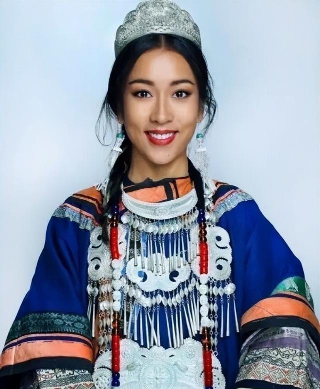 吉克隽逸机场生图被疯传,看了“无痕衣”下的小腹;网友炸锅了