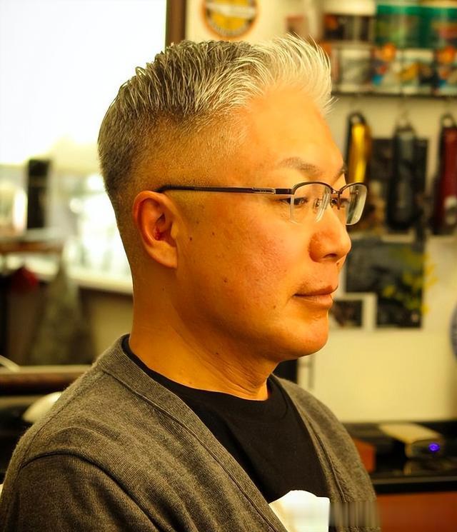 不建议中年男人留的发型,看着洋气,实际“大爷味”很浓,很油腻