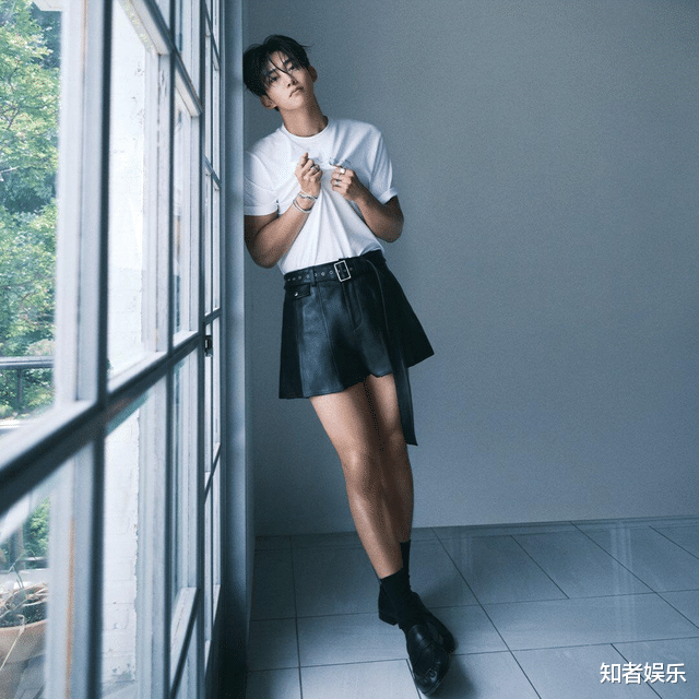 韩国一线男团成员穿皮短裤引争议,昔日猛男人设崩塌,原因很简单