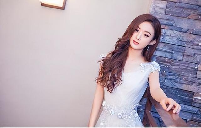 赵丽颖陪儿子小区玩耍,剪短发穿增高鞋很朴素,5岁想想长势喜人