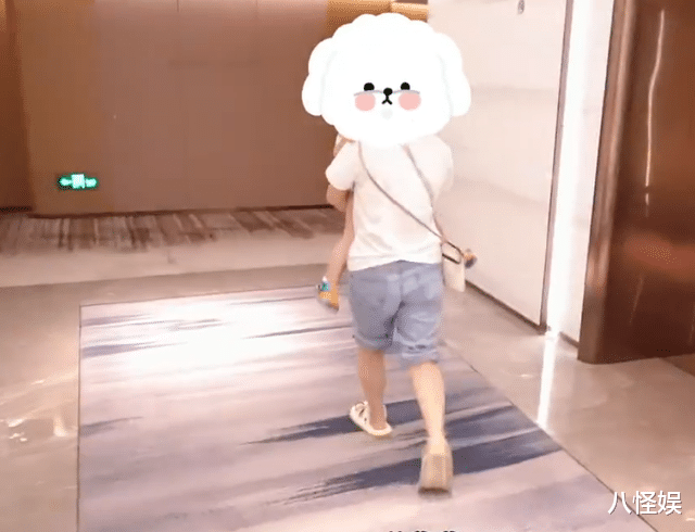 郑恺一家厦门游玩,2岁儿子拉裤子里,苗苗嫌弃称太臭让保姆照管