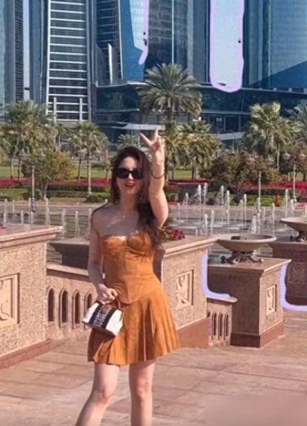 刘亦菲晒阿布扎比vlog穿抹胸裙海滩晒太阳好性感