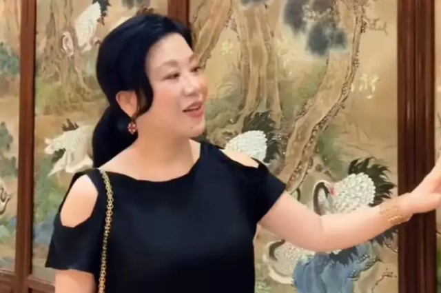 69岁吕良伟和54岁老婆杨小娟同框完全看不出年龄差,真的很会保养