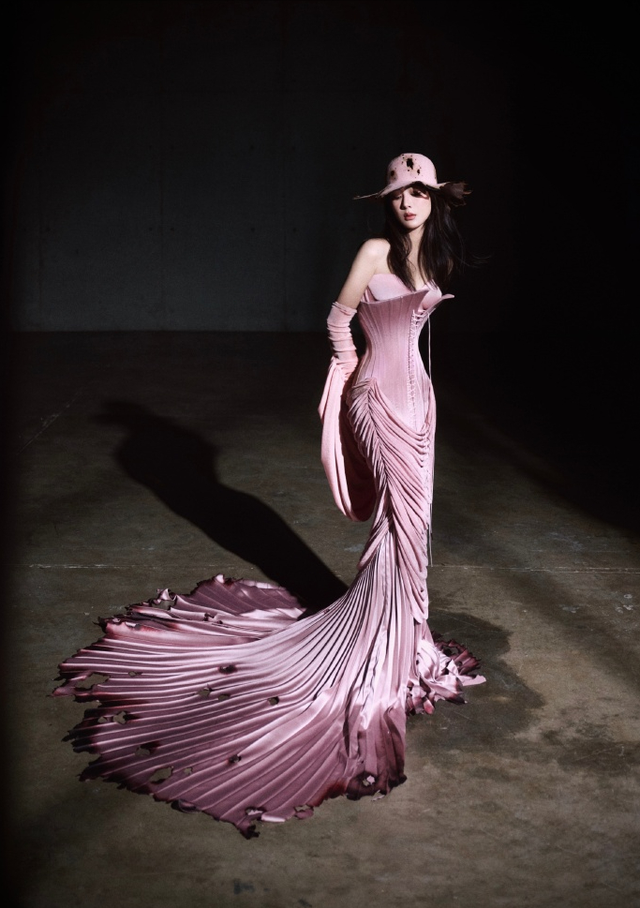 我一般很少承认杨紫的时尚美,但这个是真的美!惊艳了半个娱乐圈