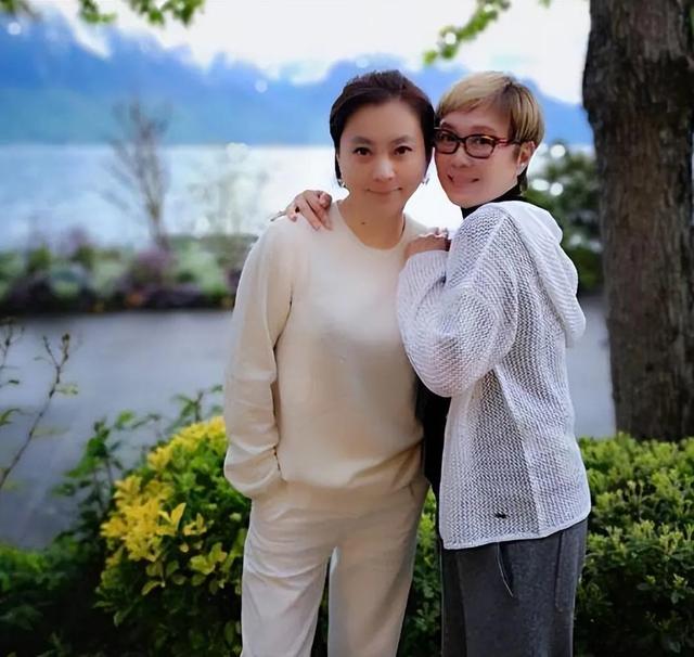 61岁李玲玉在街头凹造型，晒照素颜寡淡不修图，感叹她真实又漂亮