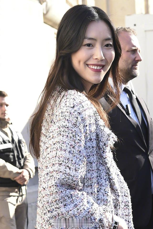 刘雯从业以来最短发型!寸头配柒光红唇大背心,比男友井柏然还帅