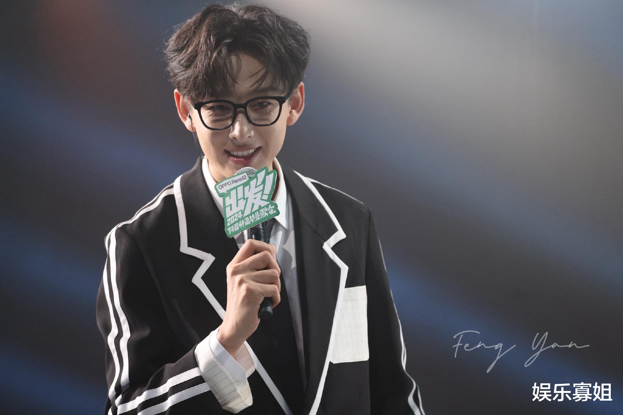 齐思钧发视频报平安,称后面工作需要调整,愿早日康复!