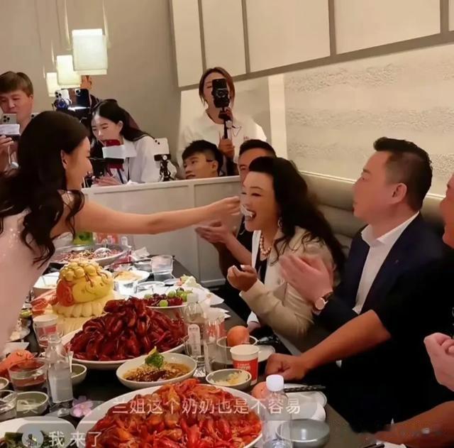 好温馨!Mandy亲自喂张兰吃蛋糕,汪小菲乐开花,大S会不会后悔?