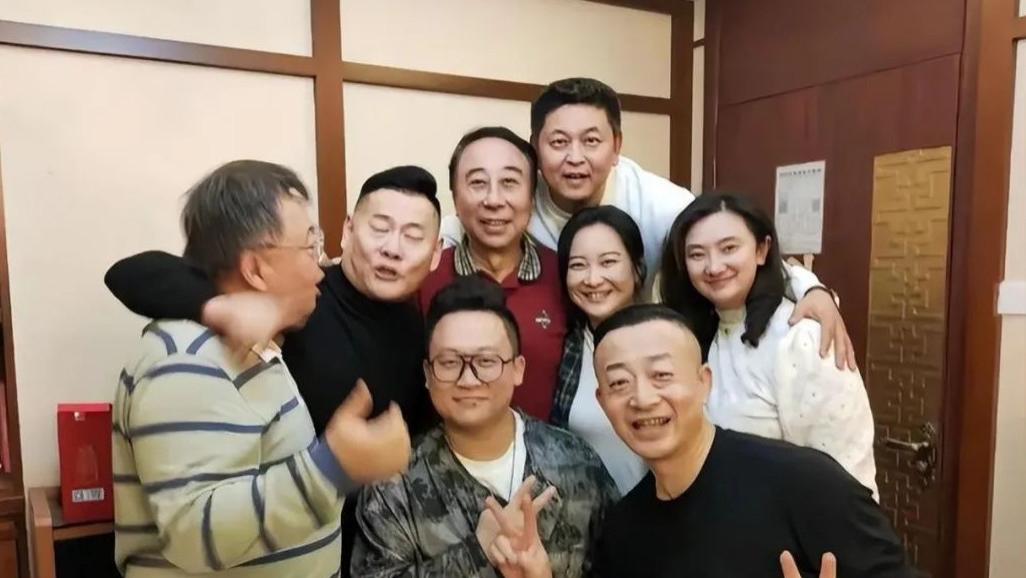 冯巩66岁大寿现场曝光！贾玲到场师徒同框，餐食简单温馨