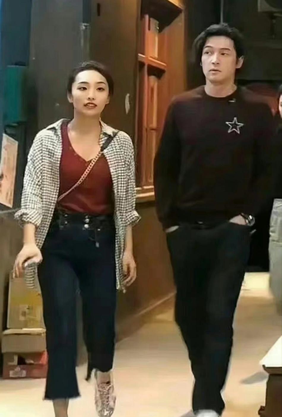 胡歌带妻女游日本,1岁半女儿肉乎乎首亮相,座驾是2.7万顶级婴儿车