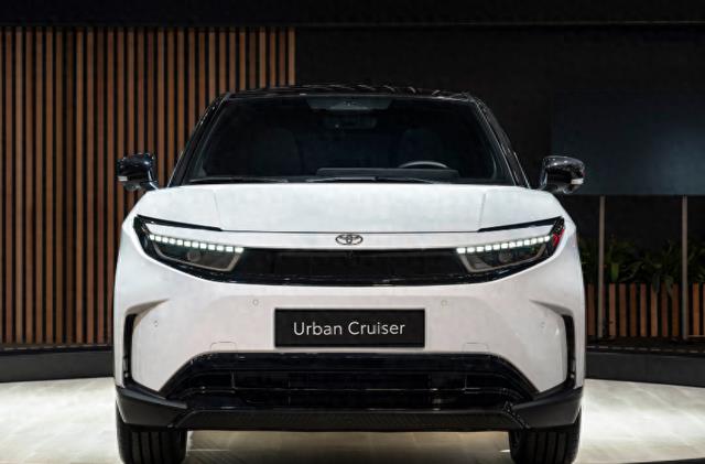 丰田推出新款紧凑型电动SUV，采用双联屏设计，可选两驱和四驱