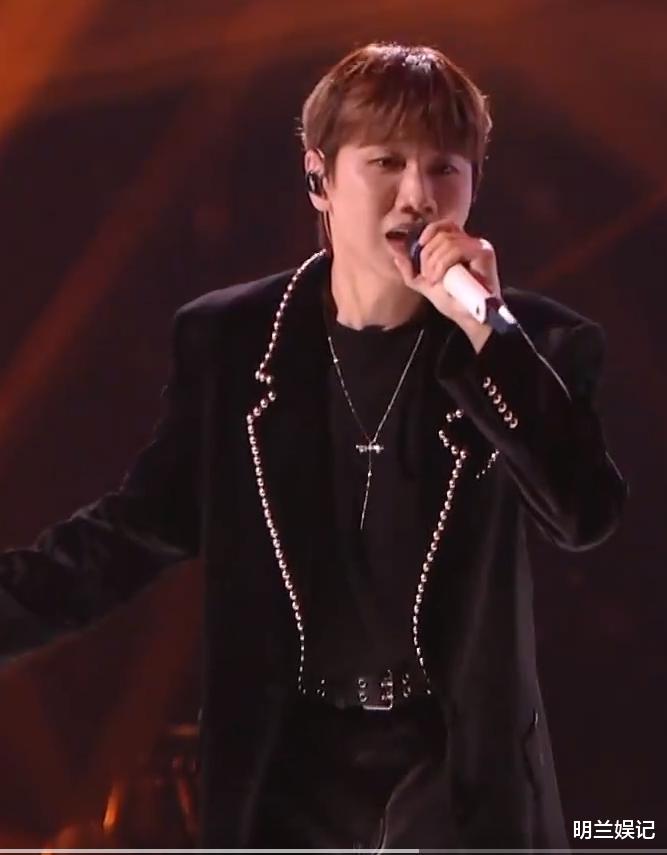 狗仔曝光了！汪苏泷玩的真花，8天夜会3美女，风格不同，更多内幕