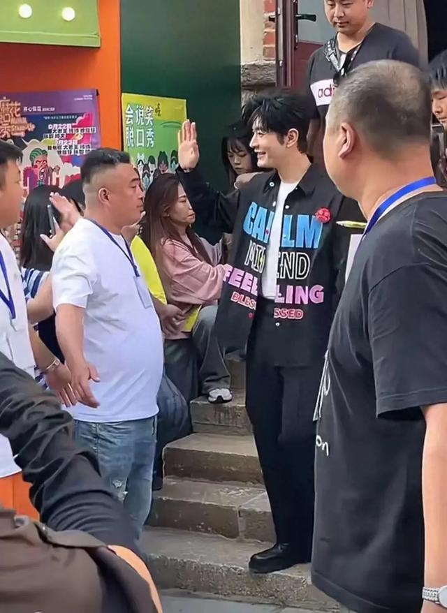 黄晓明现身青岛被拍，一头浓密黑发却是假发，假发分层很明显