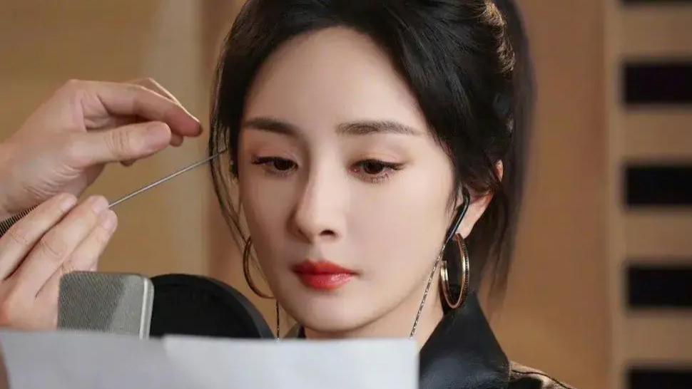 人菜瘾大！杨幂担任北电考官引发争议，被指演技不过关、误人子弟