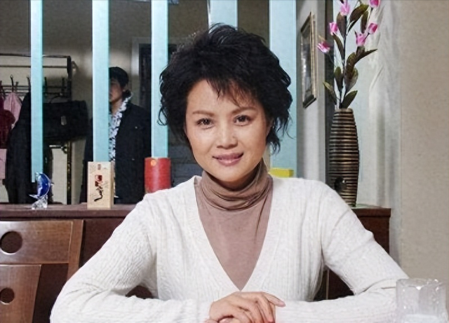 茹萍:一嫁大18岁丑男,34岁带娃嫁给二婚影帝,重组家庭也幸福