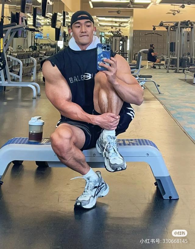 中年肌肉男适合开什么样的座驾去健身房才最吸引眼球呢