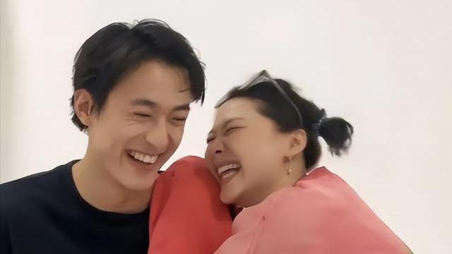 金靖产后与导演老公首合体，不化妆状态超好，舒奕橙留长发也很帅