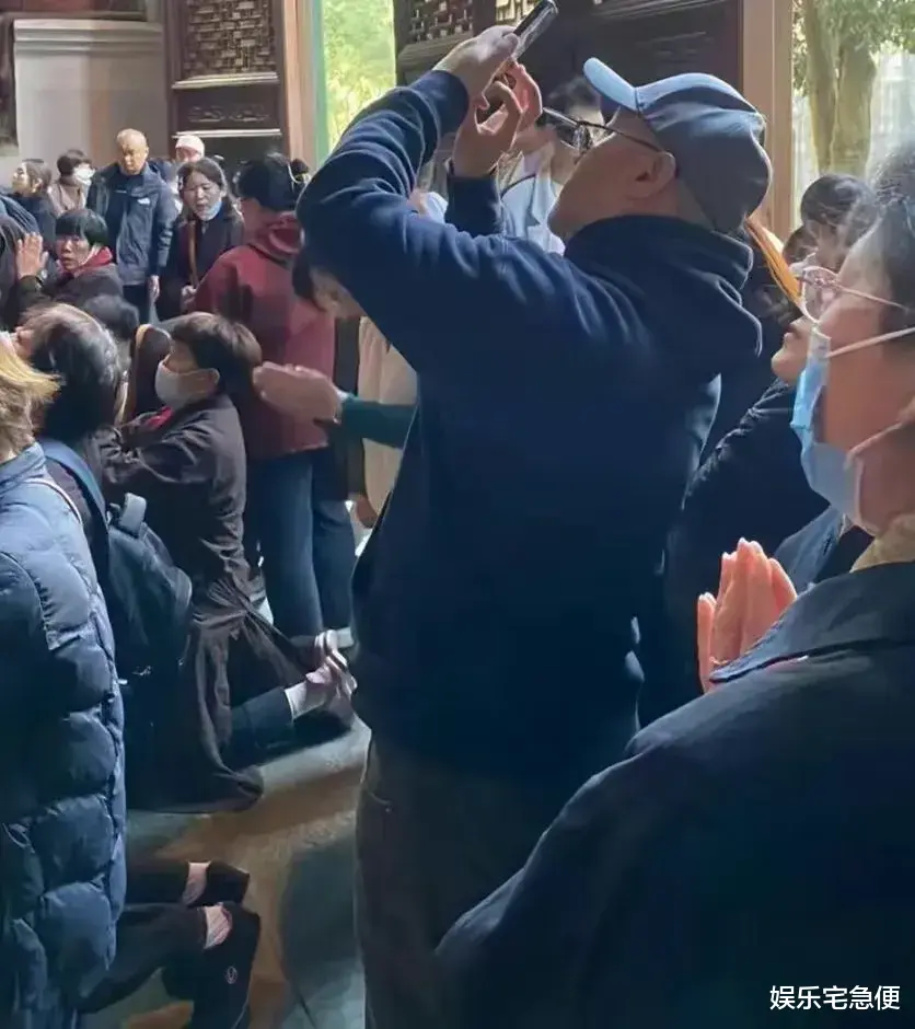 55岁窦唯罕露面!发福头发秃顶,变化大到无人识,在灵隐寺瞎溜达