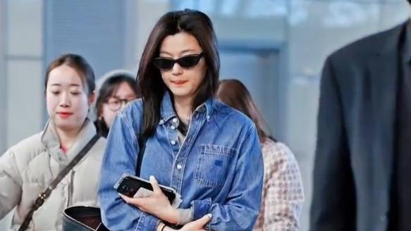 全智贤现身上海机场：牛仔衣墨镜长发好酷，与粉丝挥手打招呼好温柔！