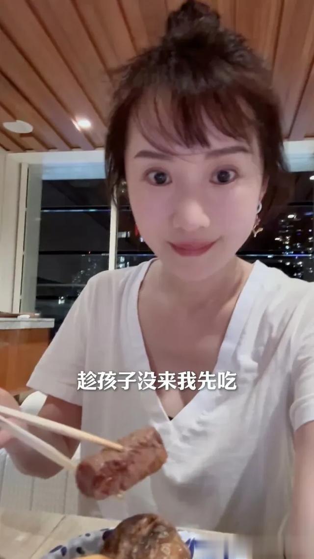 海藻李念分享带娃日常，与12岁女儿豪宅露台打排球 三胎儿子超可爱