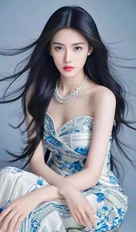 冰清玉洁,清丽脱俗,气质出众,璀璨夺目,光彩照人,优雅美丽。