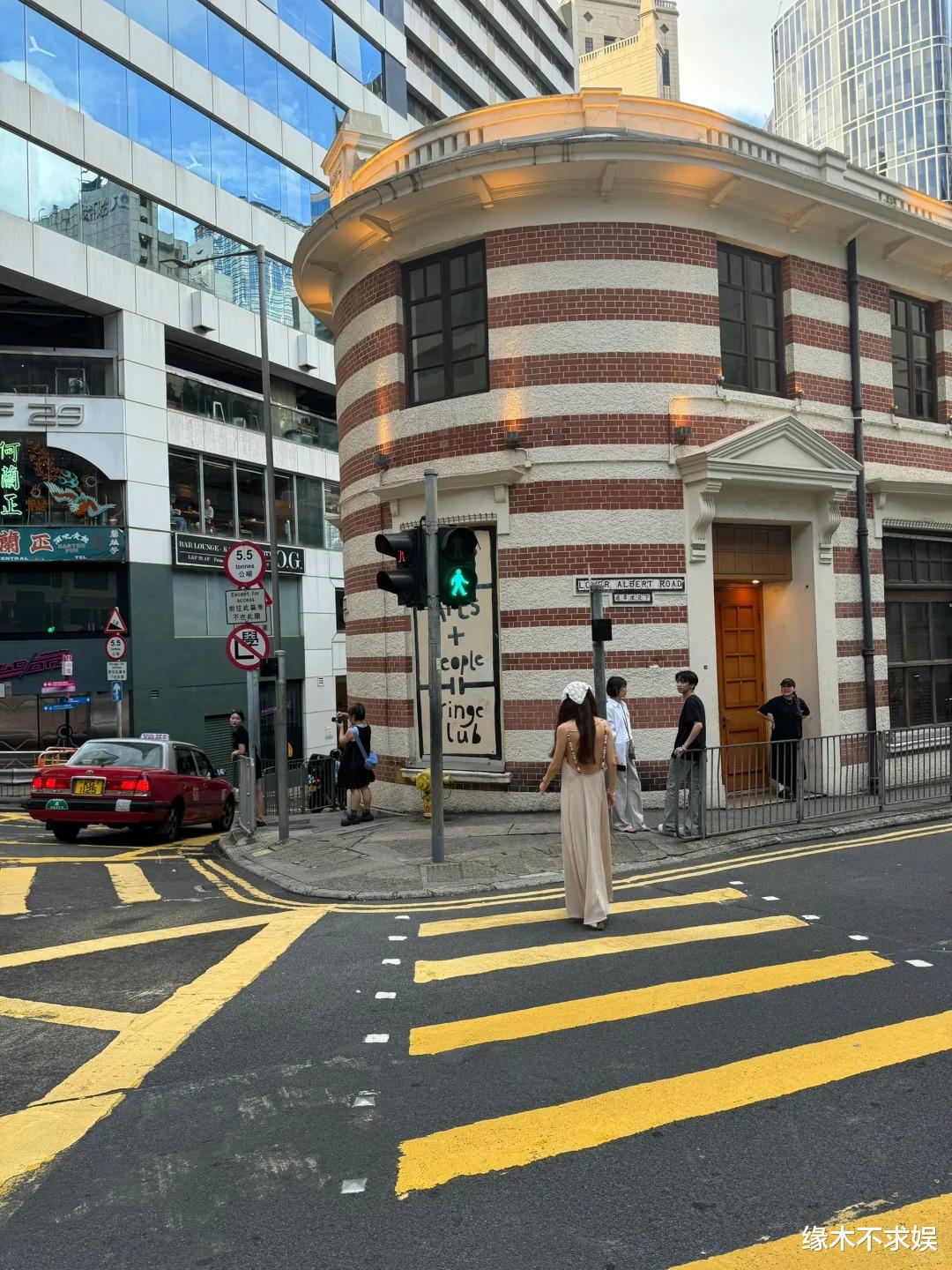 57岁温碧霞近照曝光，皮肤如树纹好沧桑，趴窗户拍照吓到网友！