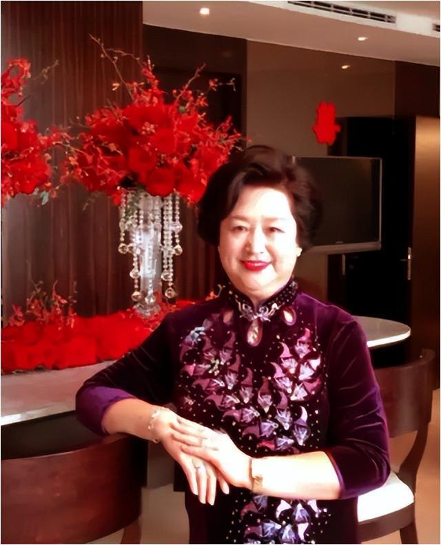 黄晓明母亲张素霞：儿子47岁也不能放手，没能挽救儿子婚姻最痛心