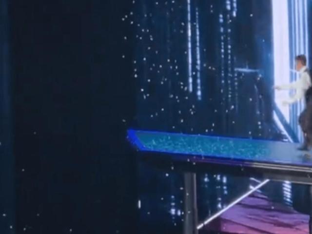 刘德华女儿首次公开露面,同妈妈看爸爸演出,高鼻梁大眼睛很漂亮