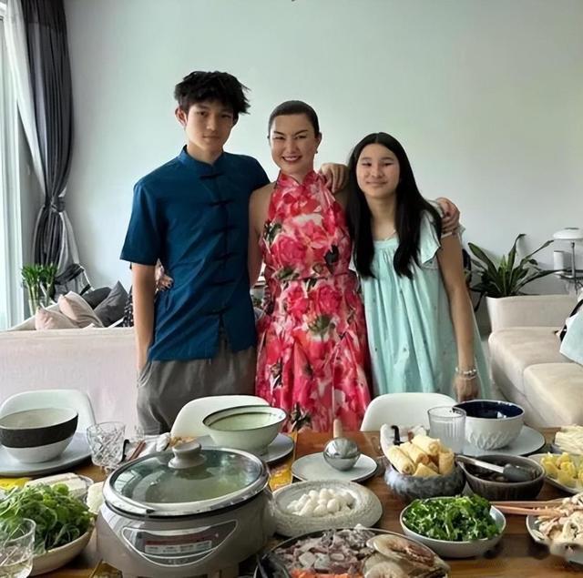 第一位玉兰油女孩,迷倒谢霆锋只需一件白衬衫,47岁过成这样?