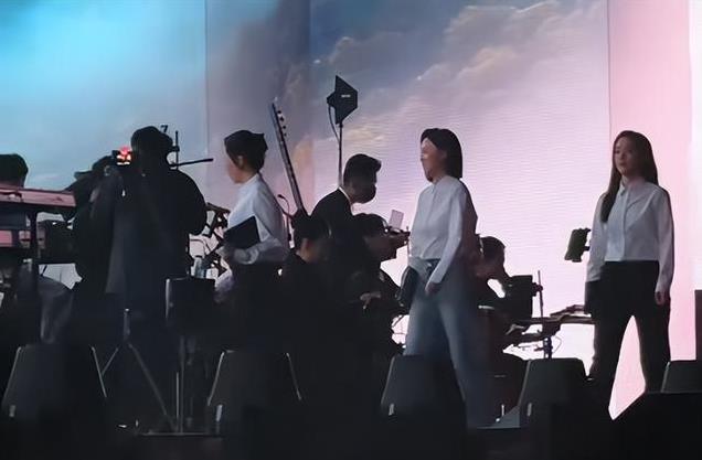 刀郎北京收官,七首红歌连唱,登顶华语乐坛最高峰。