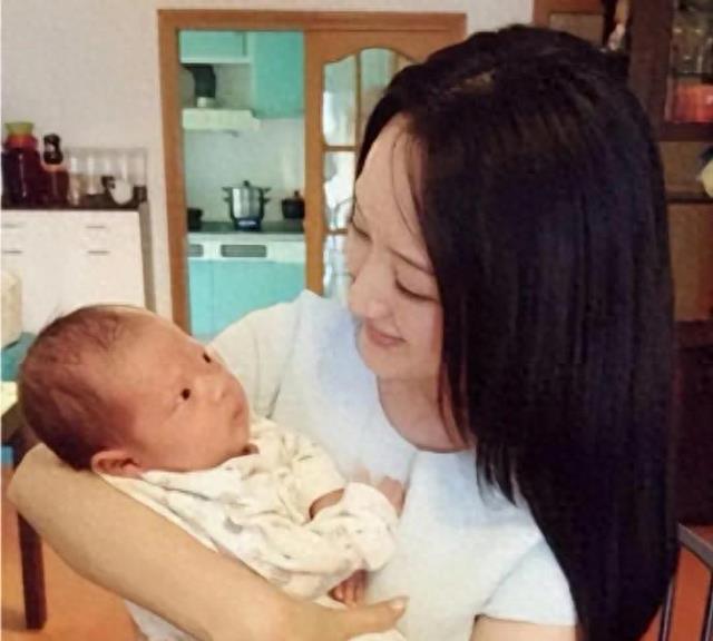 杨钰莹在社交平台多次晒和宝宝亲密照,虽未成婚但母爱满满