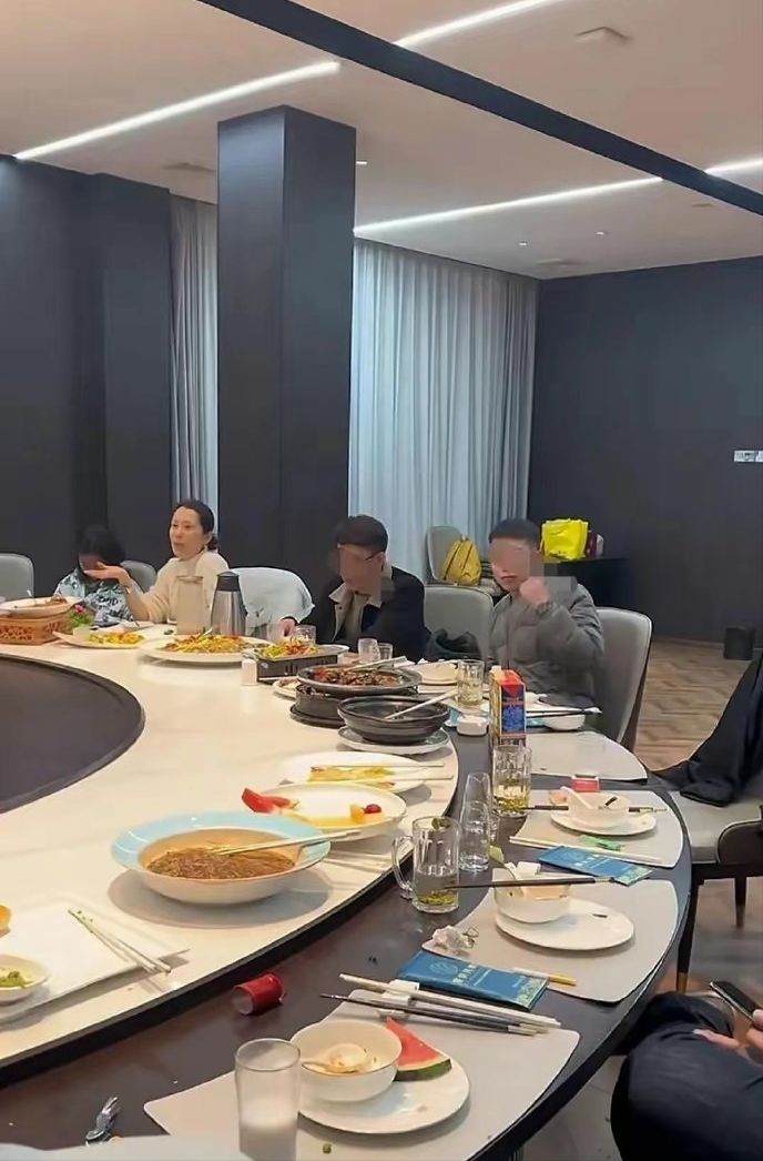 海清回老家祭祖,素颜和亲友聚餐,生图曝光清瘦又显老